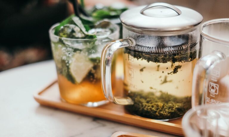 Puedo-dejar-el-aceite-de-árbol-de-té-en-mi-cabello